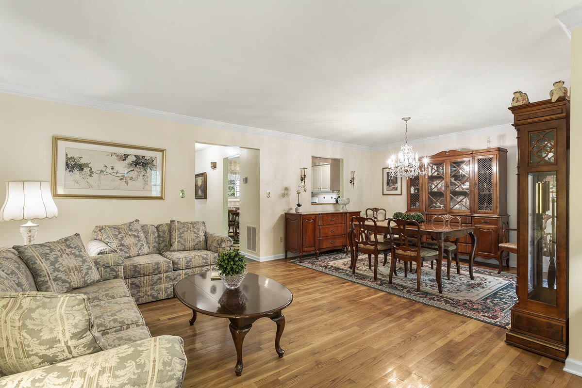 22 Essex Dr - 10 Living-Dining Room