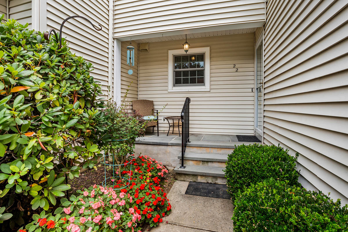 22 Essex Dr - 2 Front Porch