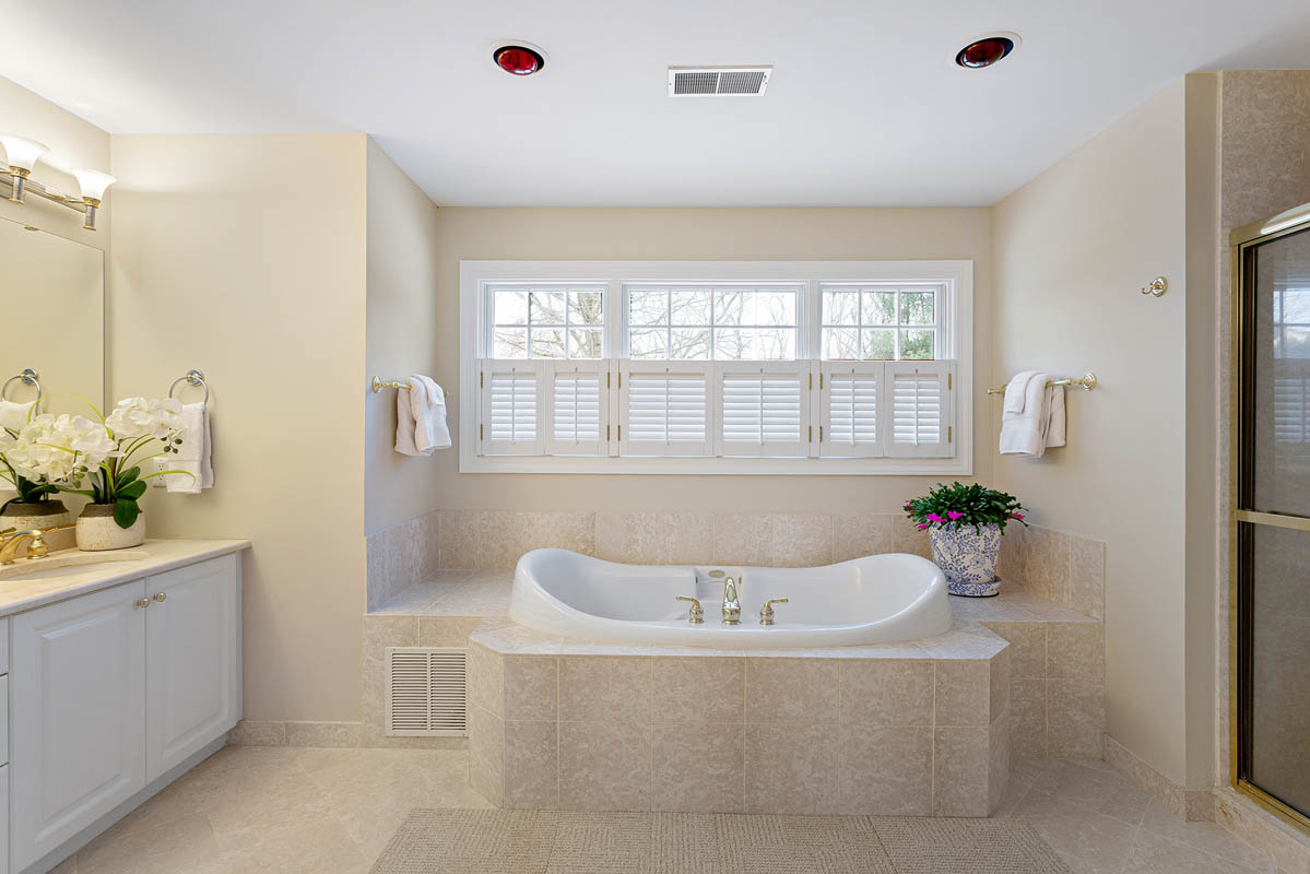 19 501 Lindabury Lane Pottersville Tewksbury Townhip -- primary bedroom bathroom