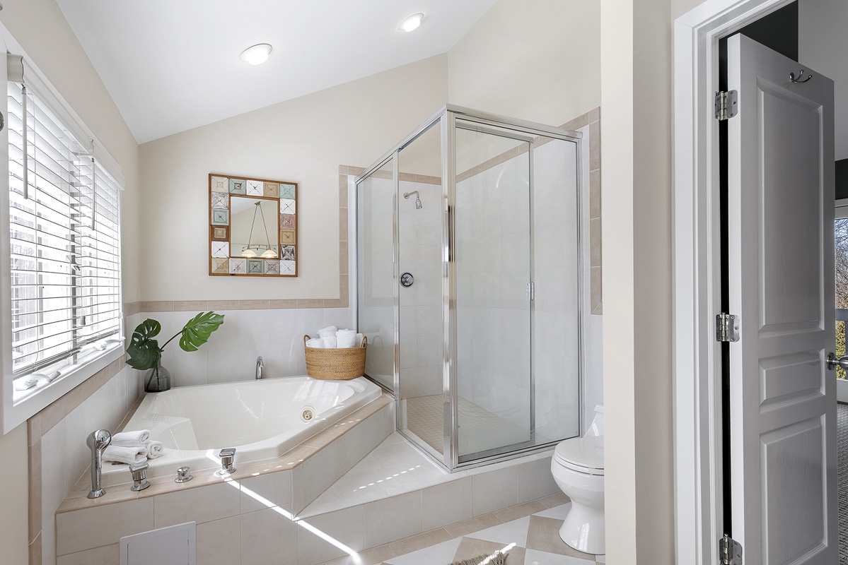 23 18 Lenore Road Tewksbury Township -- primary bedroom bathroom