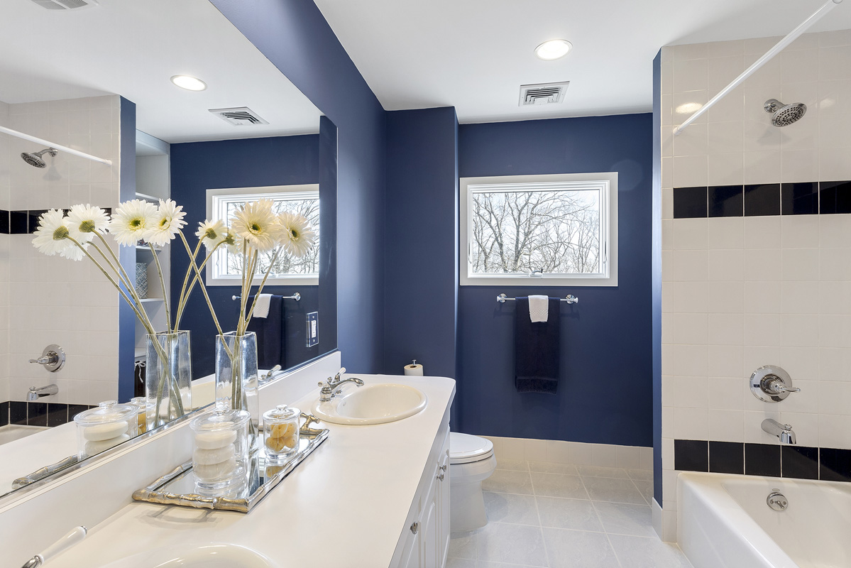 28 18 Lenore Road Tewksbury Township -- main bathroom