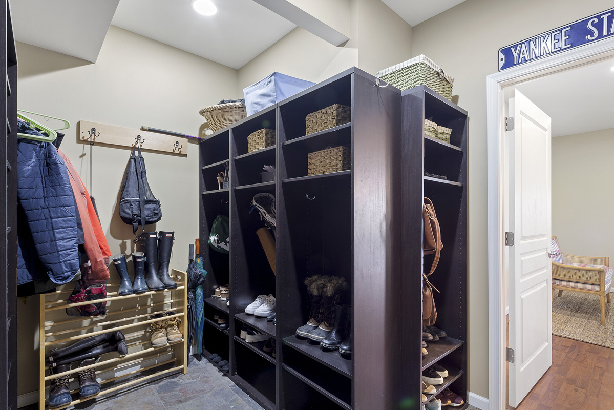 34 18 Lenore Road Tewksbury Township -- mudroom