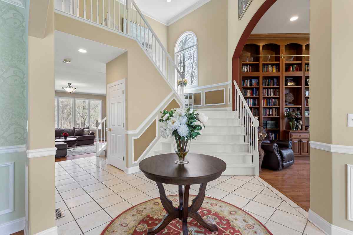 05 4 Oak Lane Tewksbury Township -- foyer