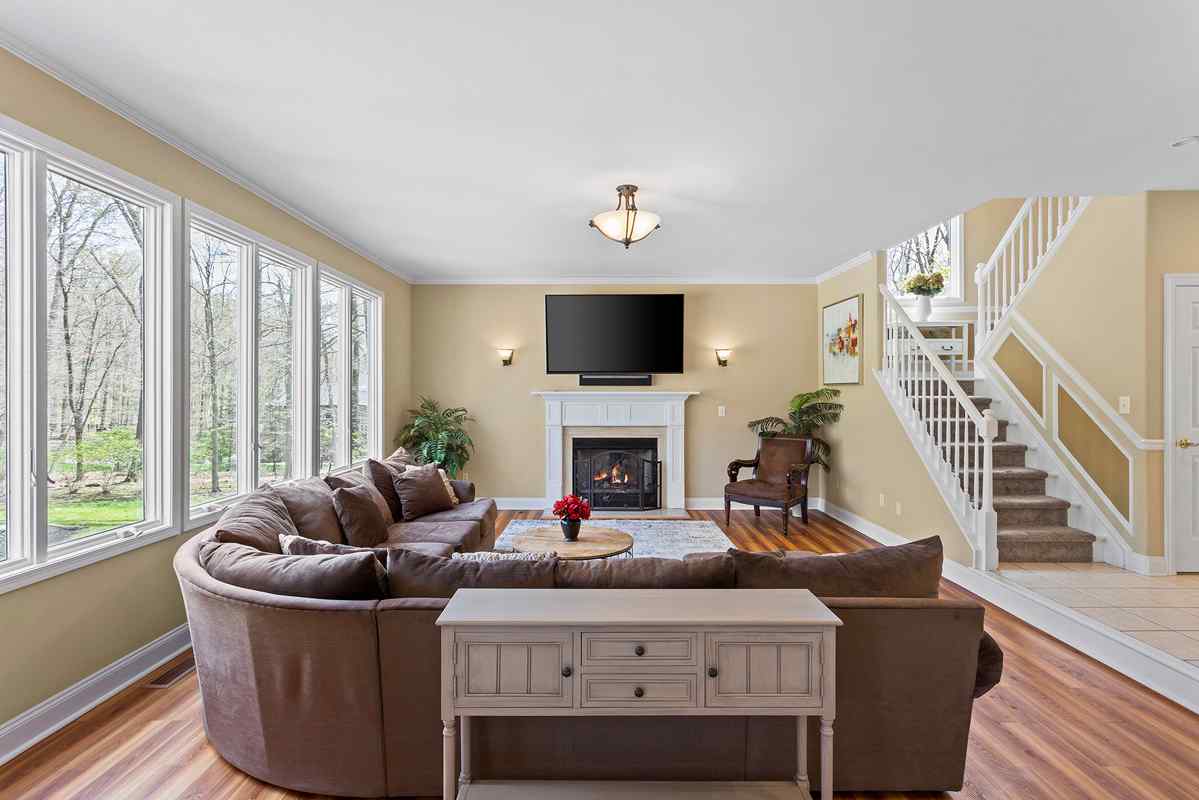 06 4 Oak Lane Tewksbury Township -- family room