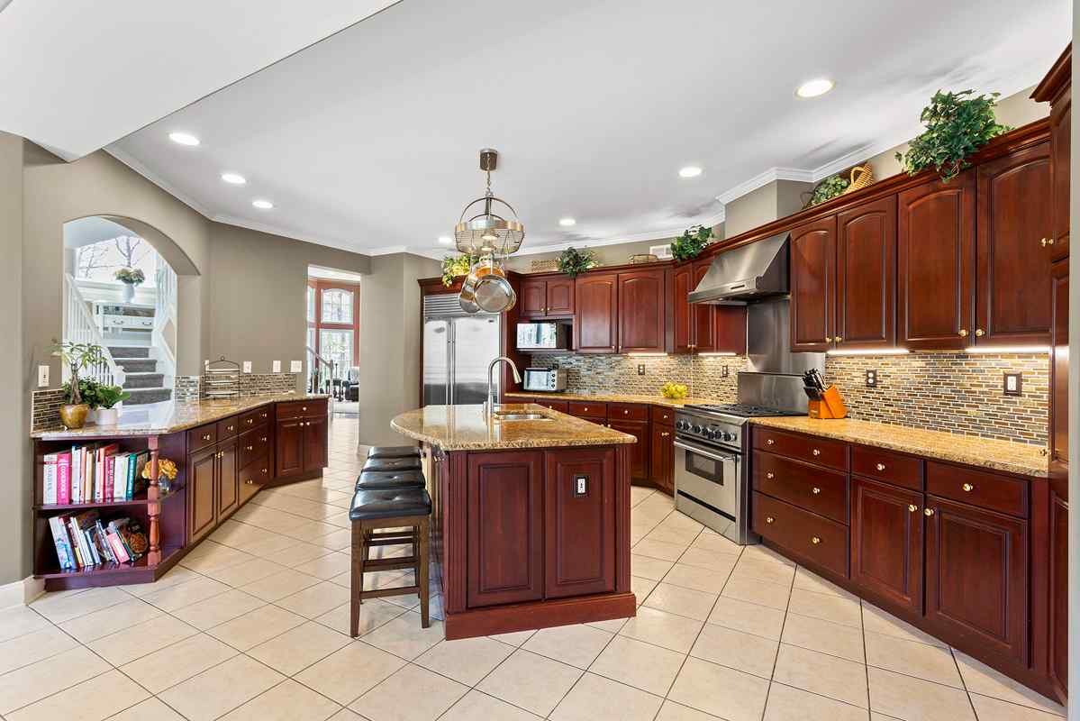 09 4 Oak Lane Tewksbury Township -- kitchen 2