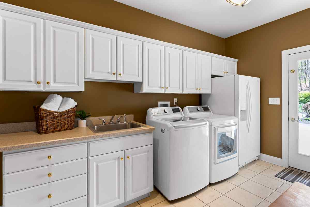 13 4 Oak Lane Tewksbury Township -- laundry room