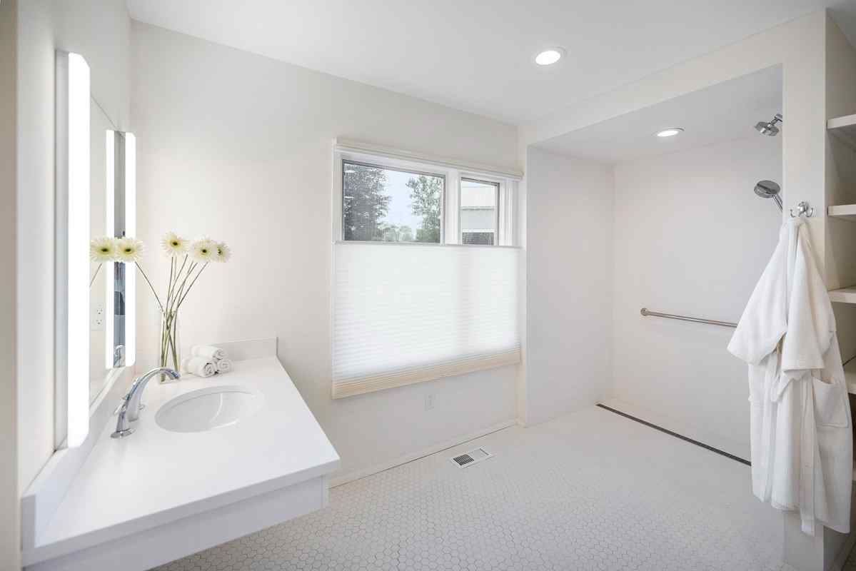 14 18 King Street Tewksbury Township -- first floor bedrom bathroom