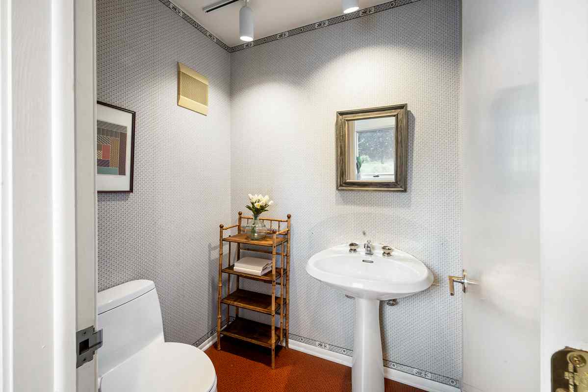 15 18 King Street Tewksbury Township -- powder room