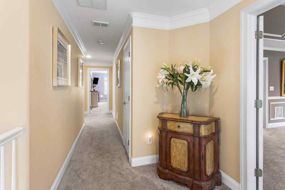 15 4 Oak Lane Tewksbury Township -- second floor hallway