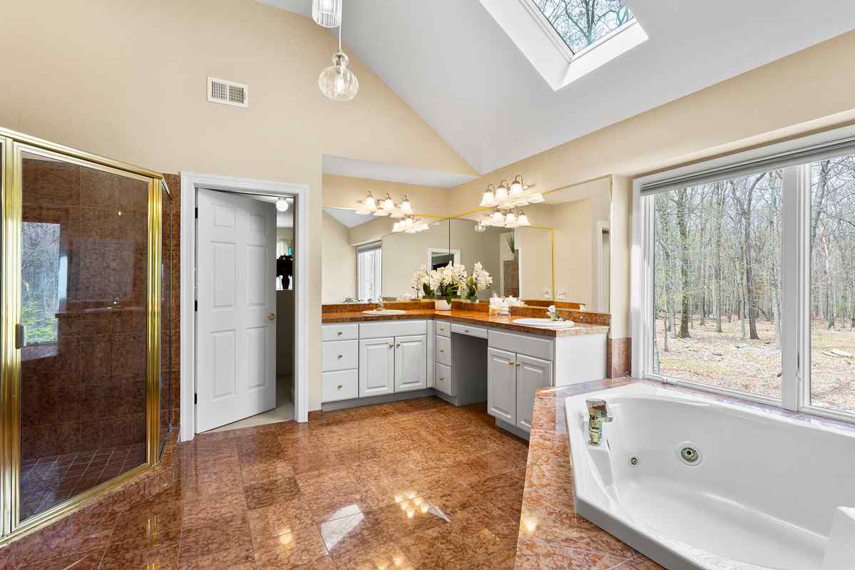 18 4 Oak Lane Tewksbury Township -- primary bedroom bathroom