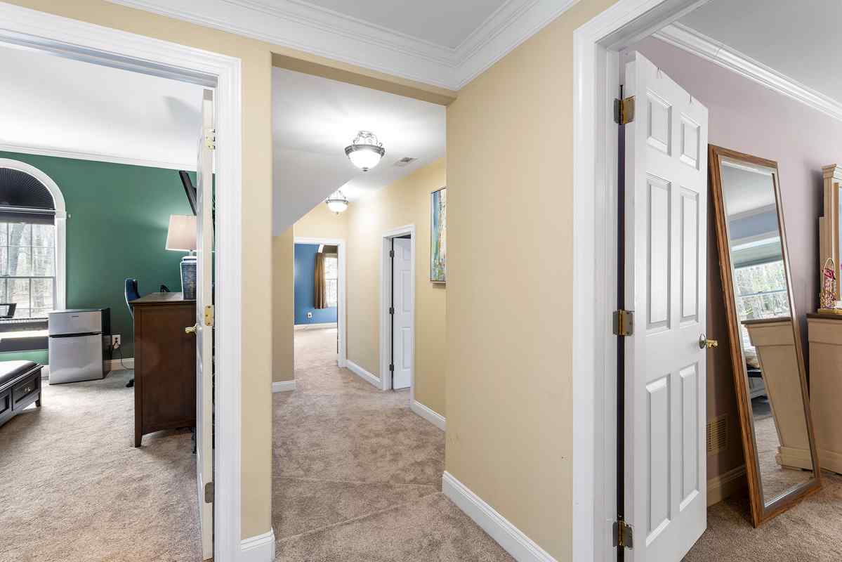 27 4 Oak Lane Tewksbury Township -- back hallway