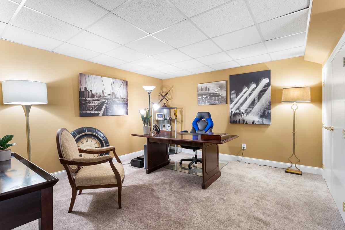 30 4 Oak Lane Tewksbury Township -- lower level office