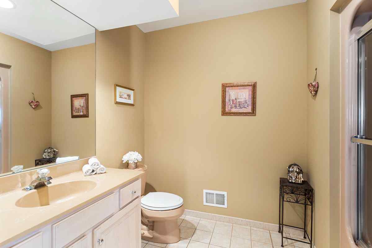 31 4 Oak Lane Tewksbury Township -- bathroom 4