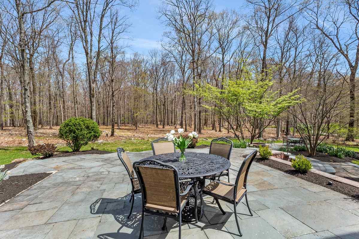 34 4 Oak Lane Tewksbury Township -- patio