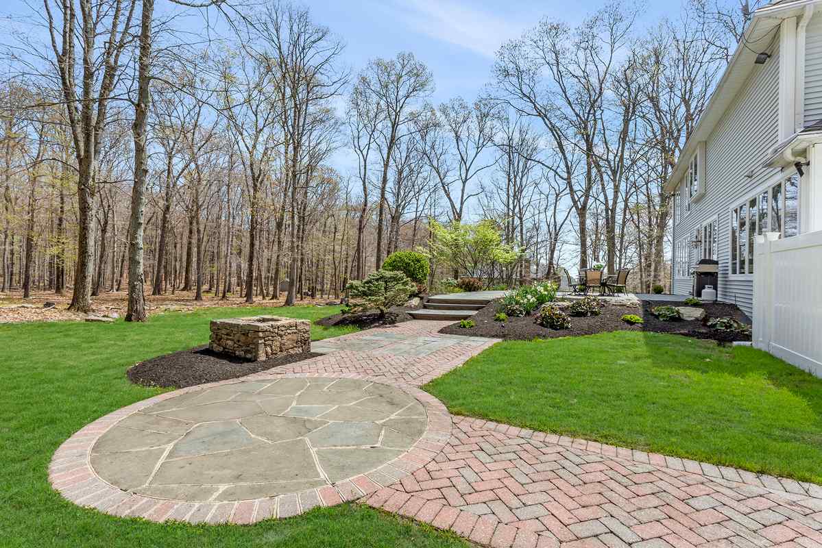 35 4 Oak Lane Tewksbury Township -- hardscaping detail 2