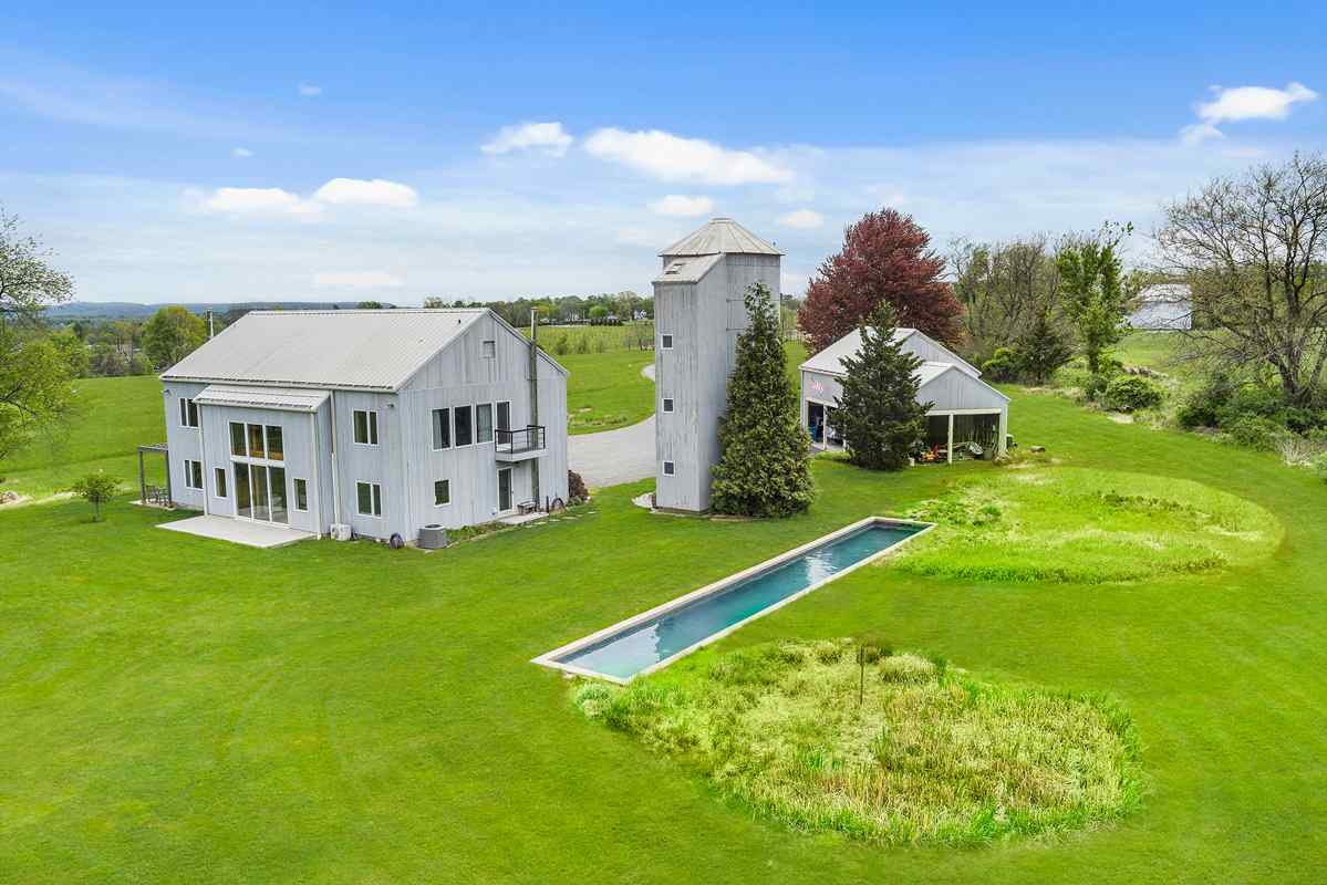 36 18 King Street Tewksbury Township -- pool in foreground