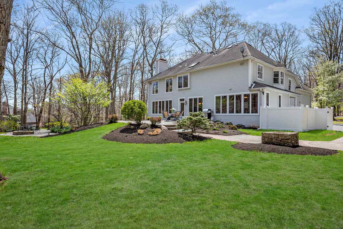 38 4 Oak Lane Tewksbury Township -- rear of house