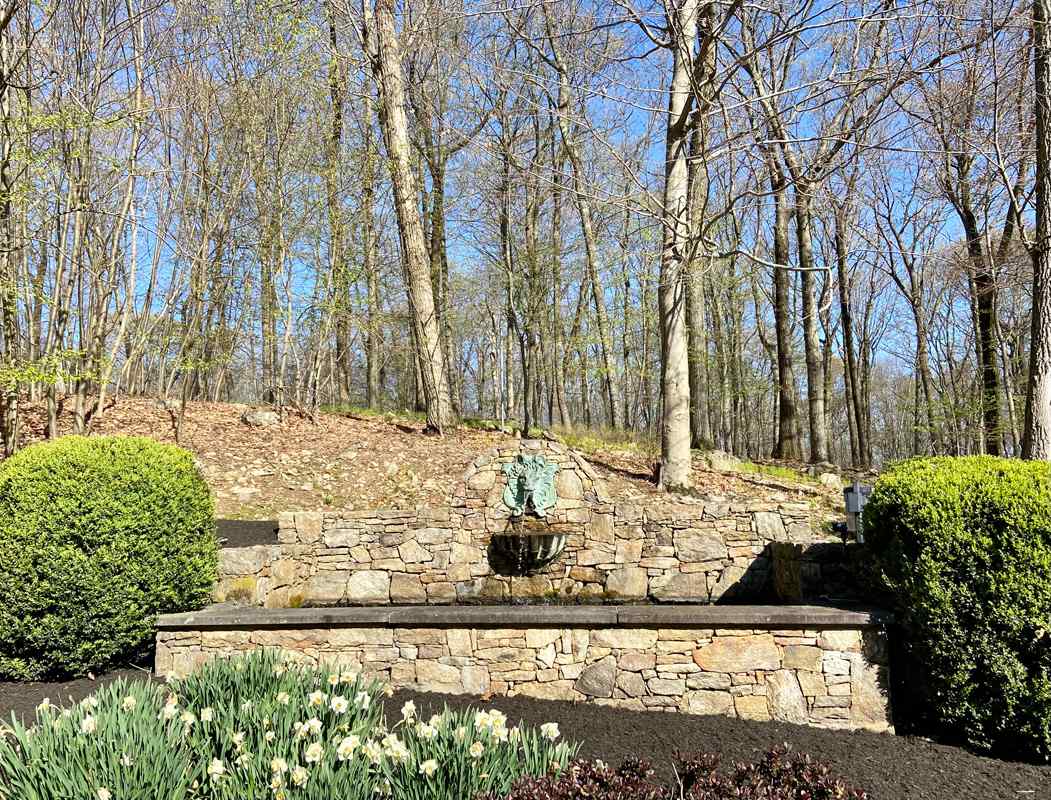 38a 4 Oak Lane Tewksbury Township -- fountain
