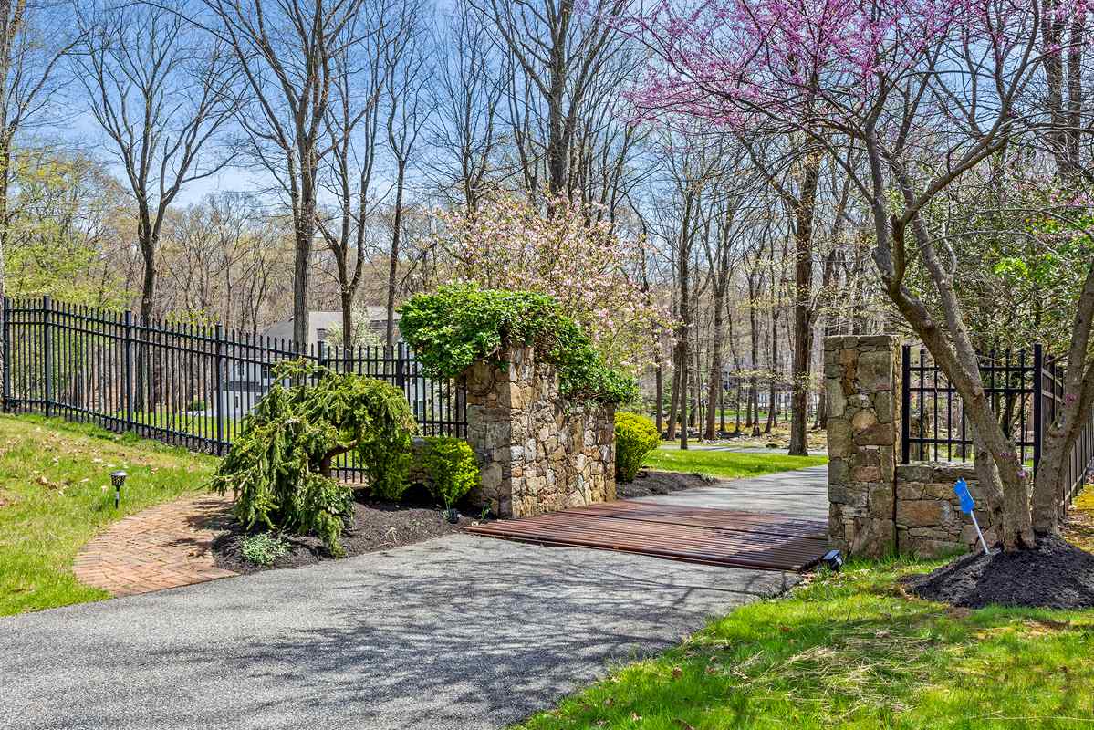 41 4 Oak Lane Tewksbury Township -- entrance gate