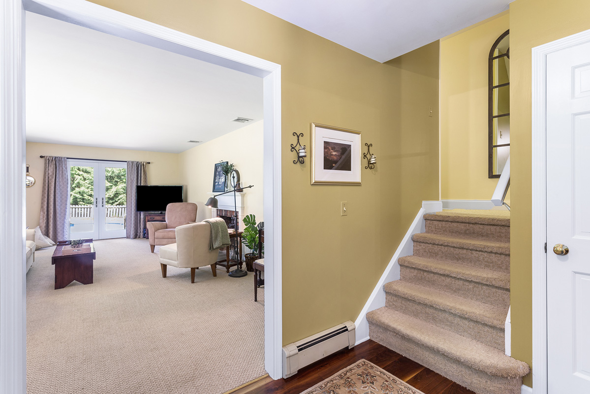 02 42 Bissell Road Tewksbury Township -- foyer into living room