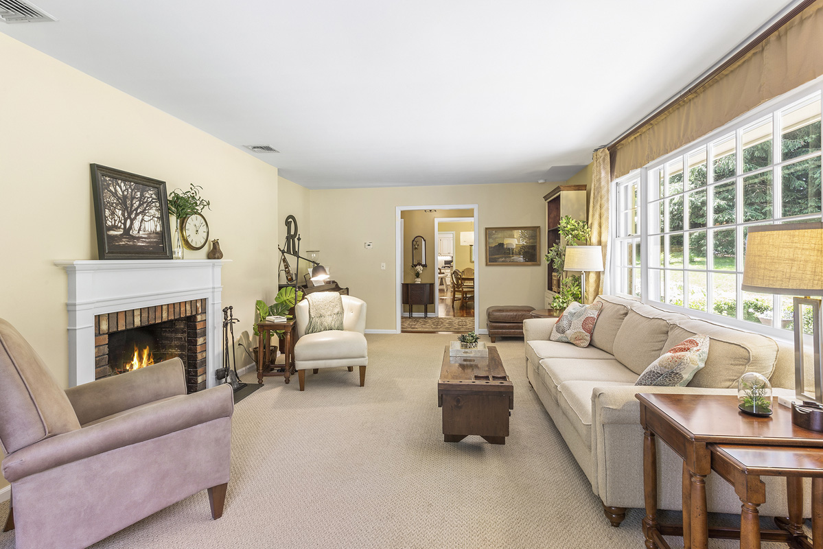 03a 42 Bissell Road Tewksbury Township -- living room 2