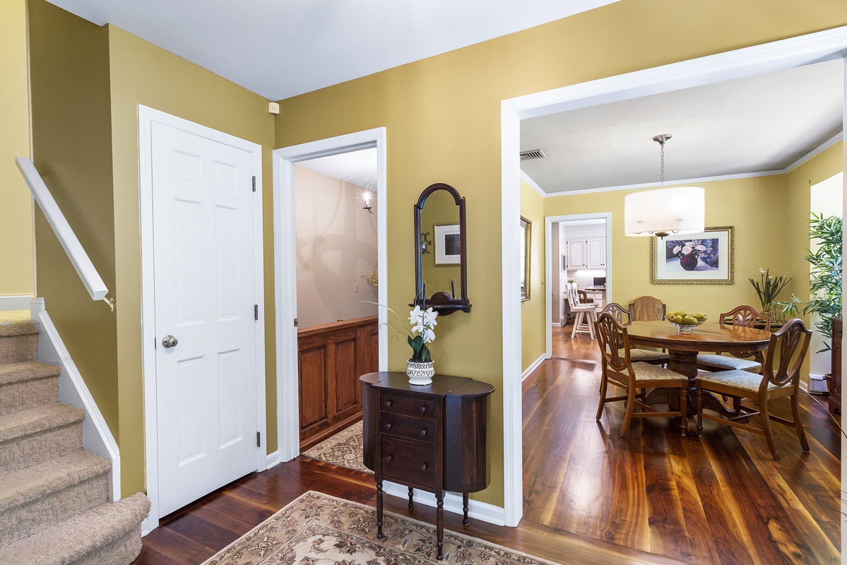 04 42 Bissell Road Tewksbury Township -- foyer into dining room