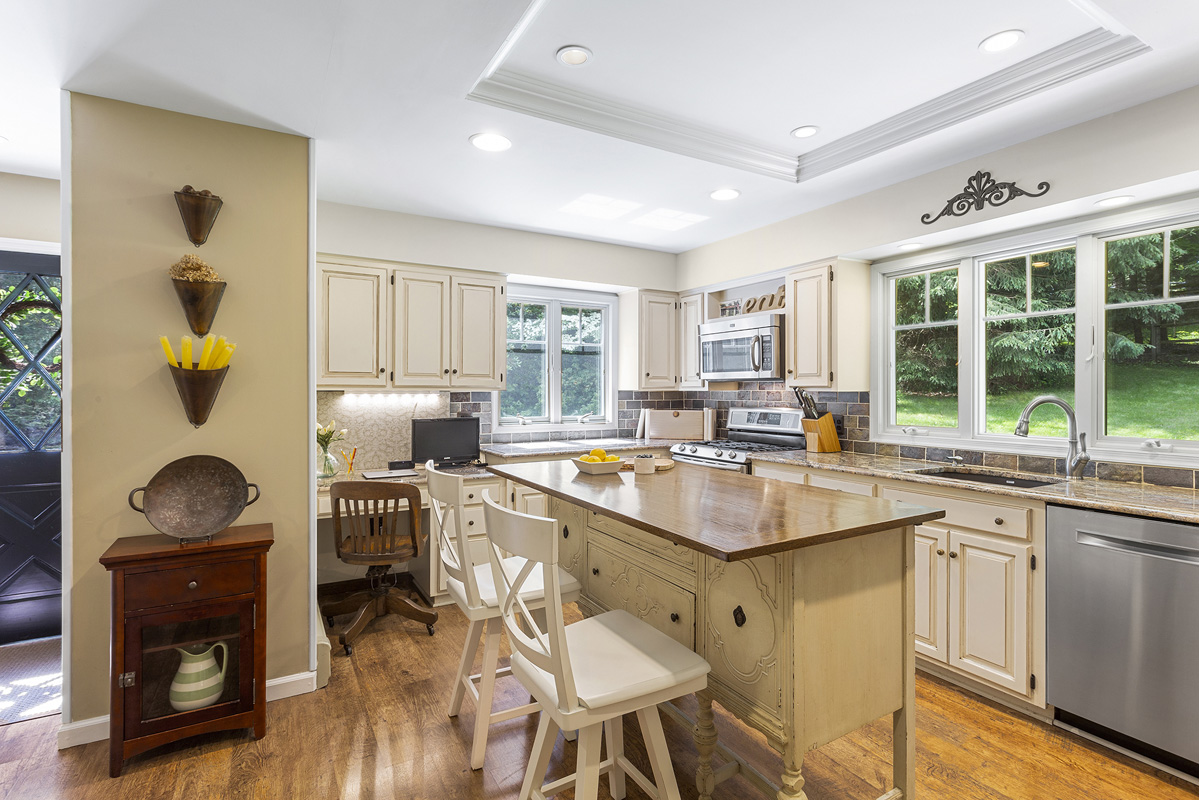 07 42 Bissell Road Tewksbury Township -- kitchen to door to deck