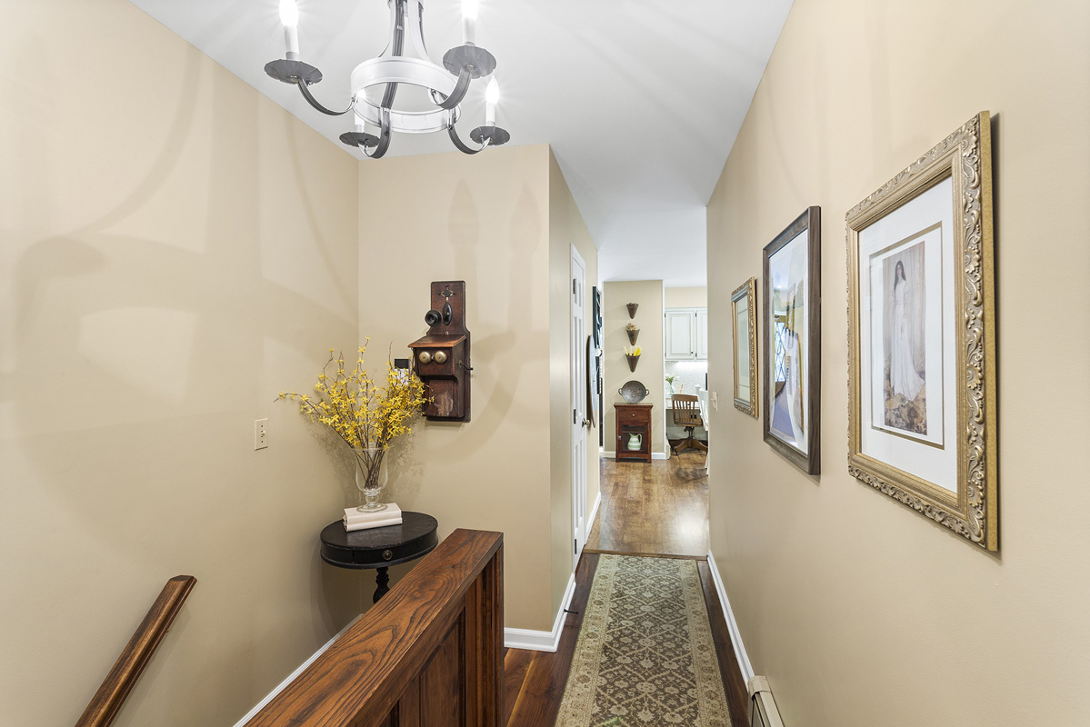 10 42 Bissell Road Tewksbury Township -- hallway