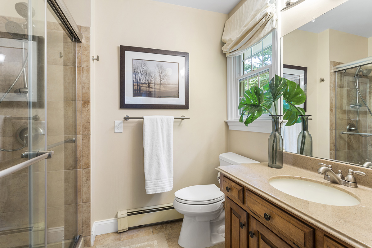 14 42 Bissell Road Tewksbury Township -- primary bedroom bathroom