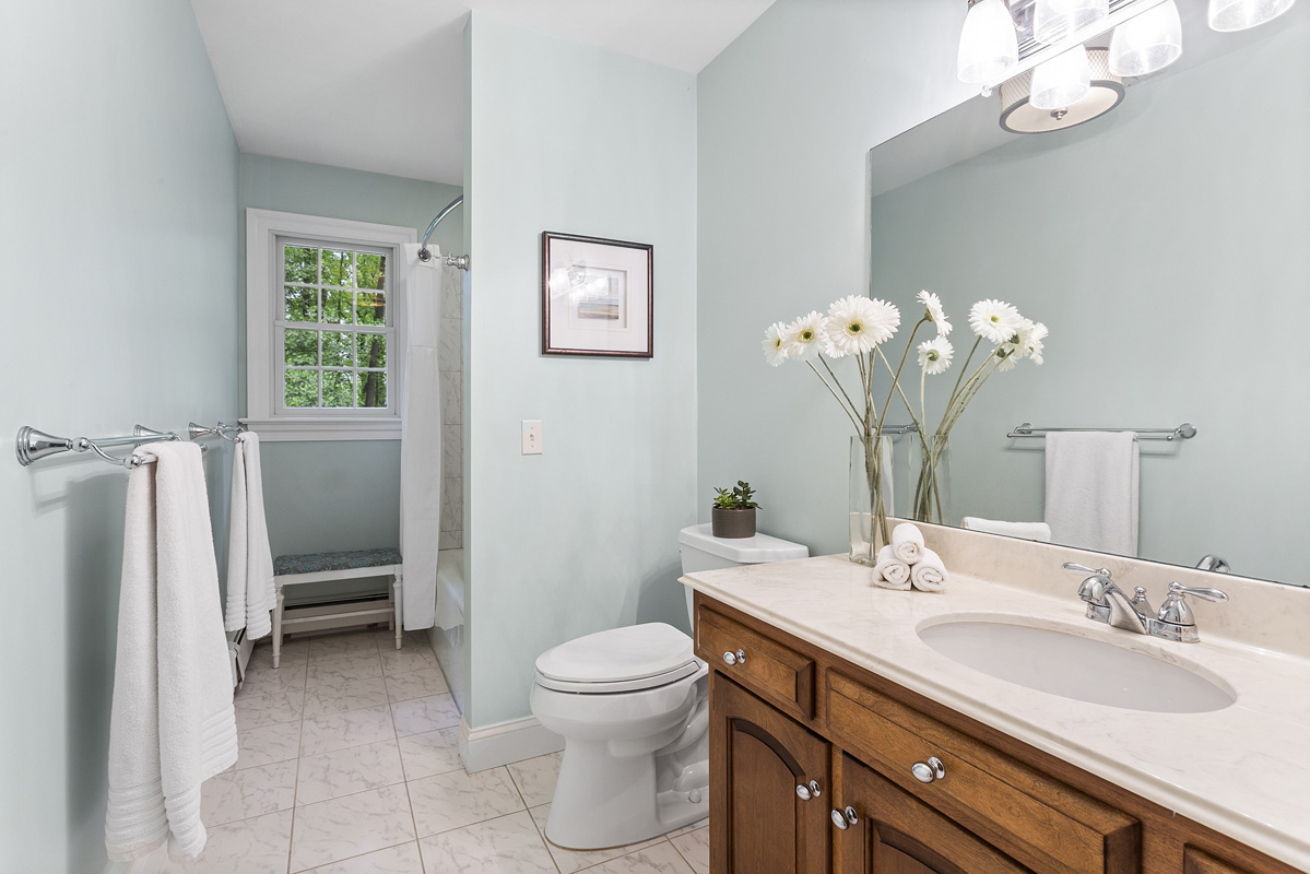 18 42 Bissell Road Tewksbury Township -- main bathroom 2