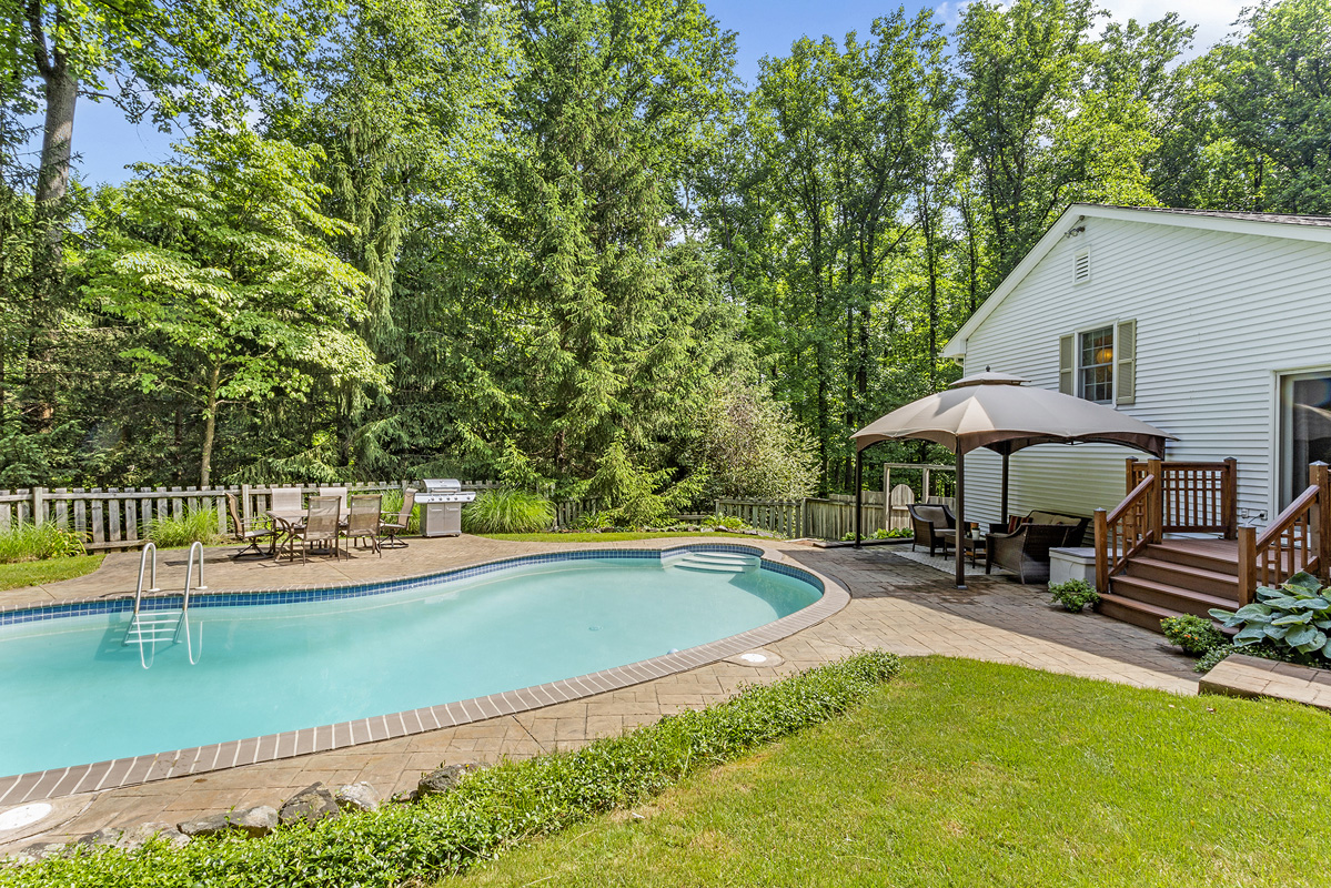 26 42 Bissell Road Tewksbury Township -- pool and house 2