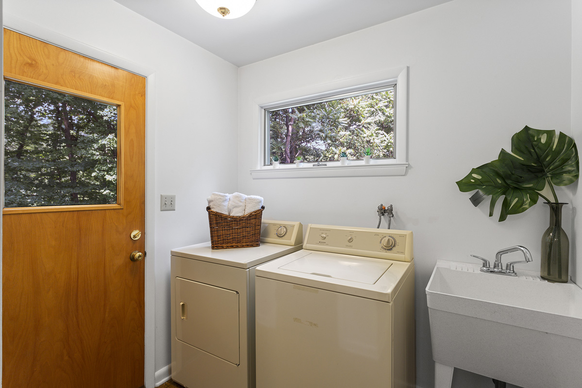 13 9 High Street Pottersville Tewksbury Township NJ -- laundry room