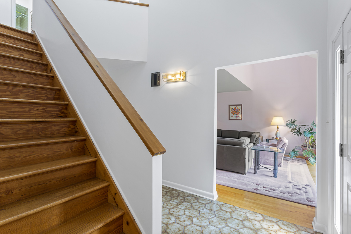 14 9 High Street Pottersville Tewksbury Township NJ -- foyer into living room