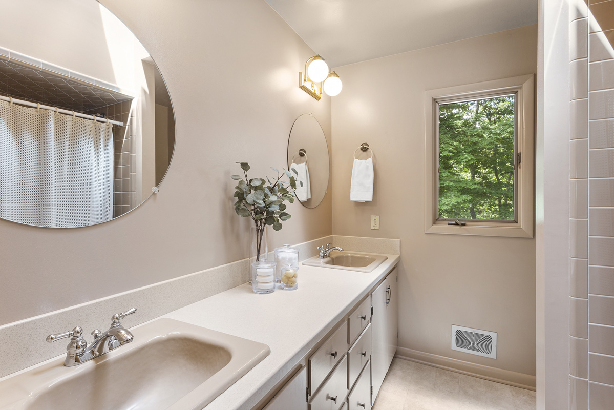 17 9 High Street Pottersville Tewksbury Township NJ -- primary bedroom bathroom