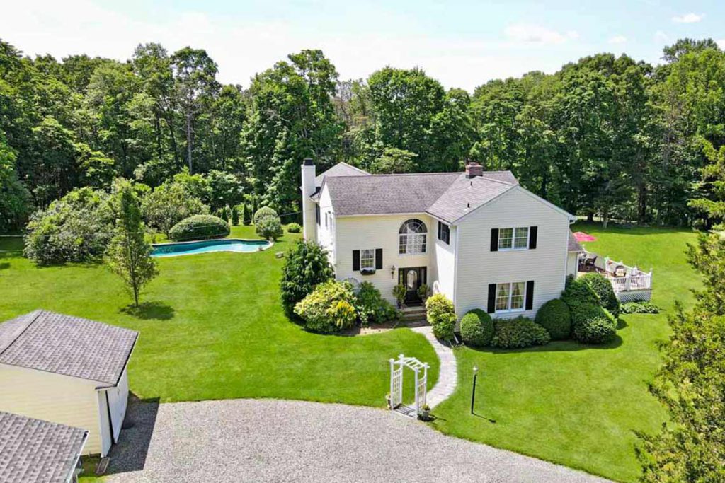 29 Longview Road, Tewksbury Township