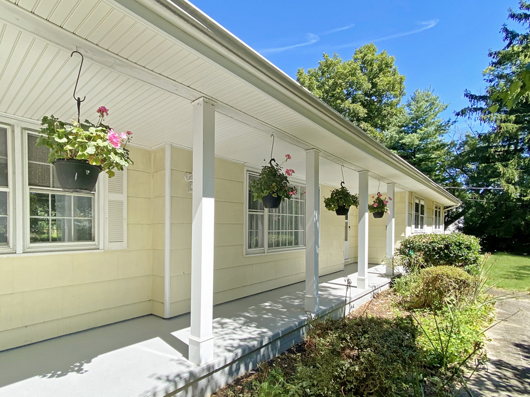 01 57 Fairmount Road West -- covered porch