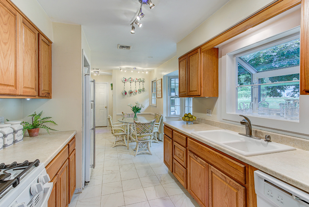 04 57 Fairmount Road West -- kitchen