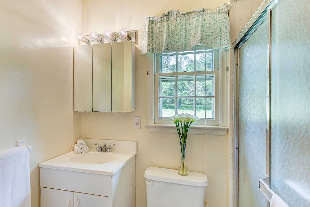 12 57 Fairmount Road West -- primary bedroom bathroom