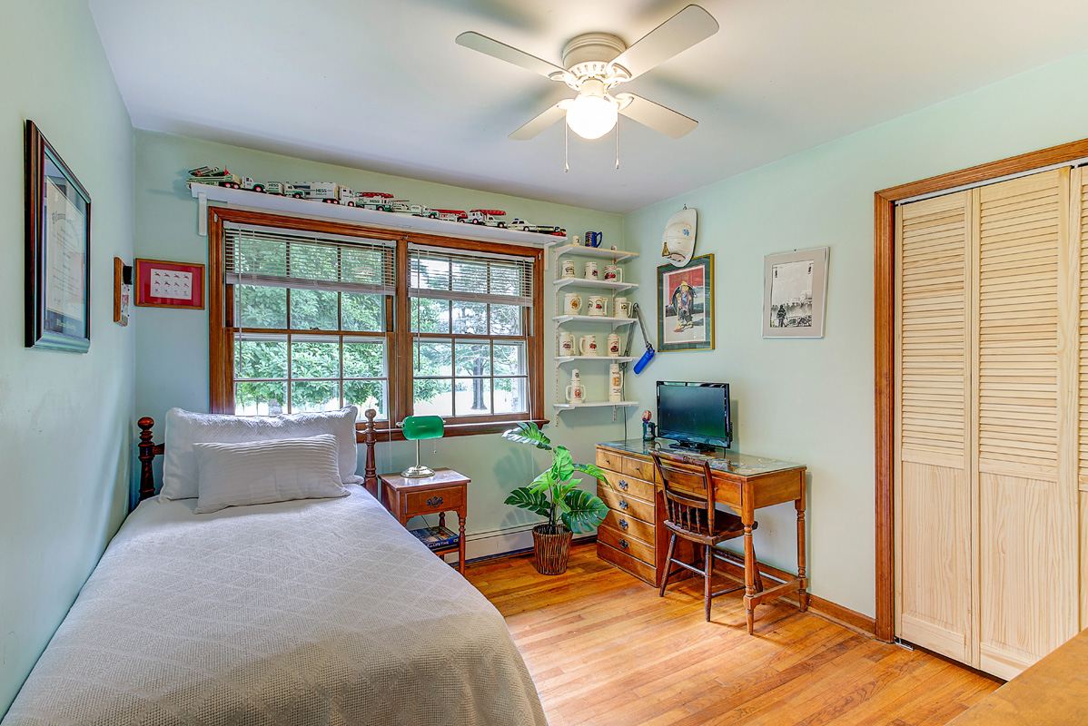 14 57 Fairmount Road West -- bedroom 3