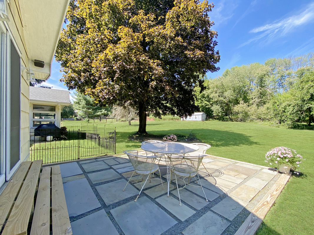 18 57 Fairmount Road West -- patio and backyard