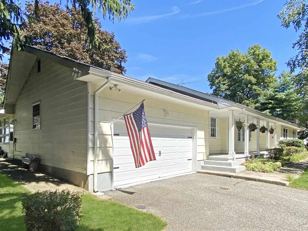 20 57 Fairmount Road West -- two car garage